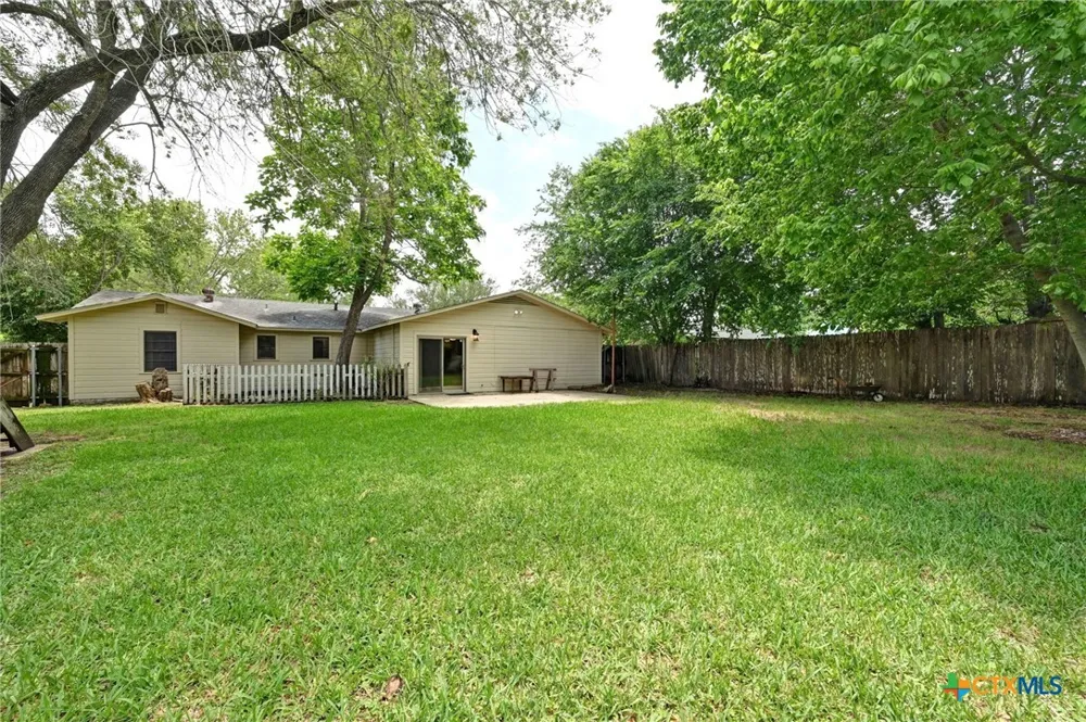 201 Hillcrest Drive Luling, TX 78648