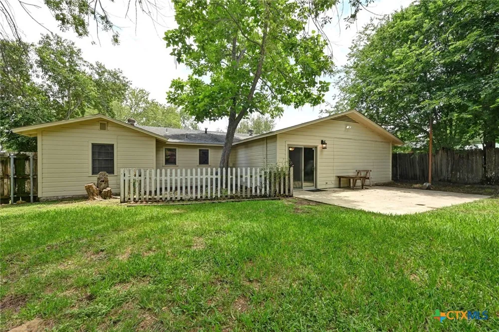 201 Hillcrest Drive Luling, TX 78648