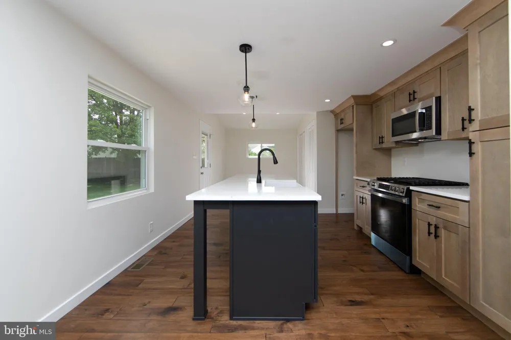 340 COLLINS LANE Maple Shade, NJ 08052