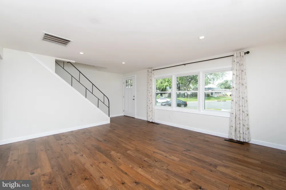 340 COLLINS LANE Maple Shade, NJ 08052