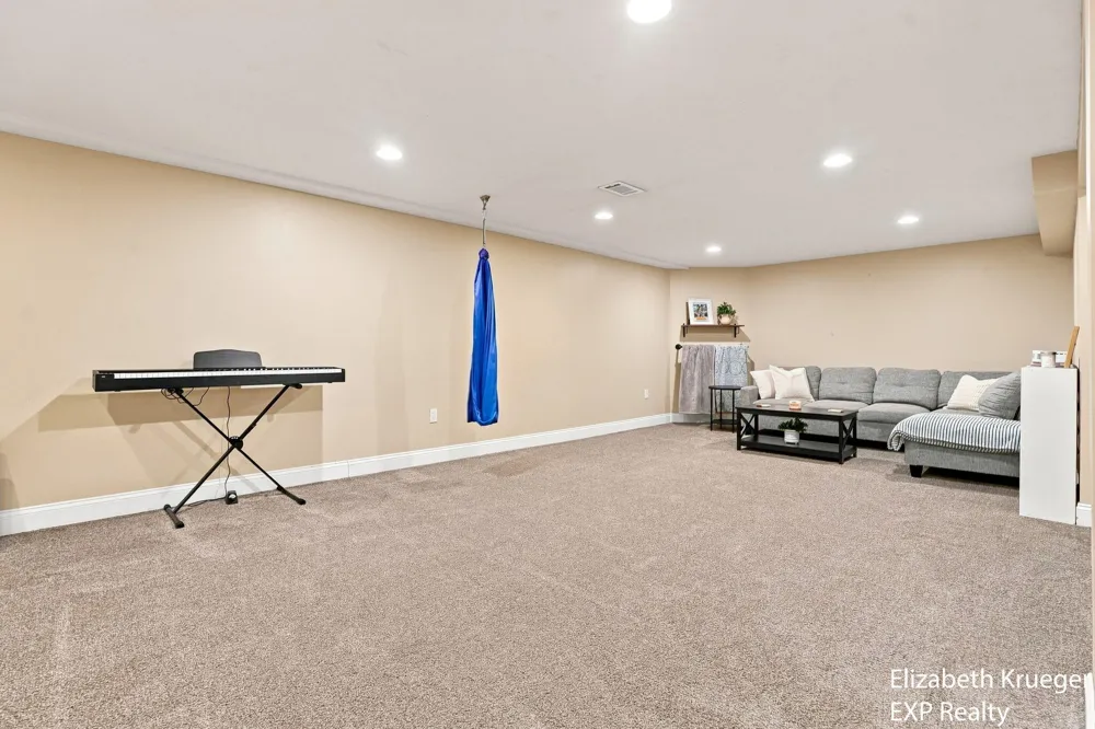 1502 Ridgewood Drive Jenison, MI 49428