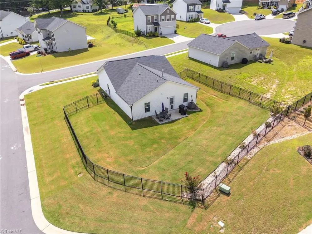 2334 Piccadilly Pines Court Winston-Salem, NC 27127