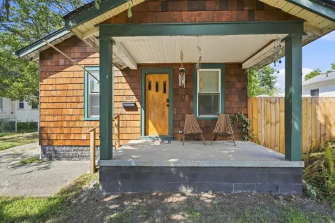 326 W Robert Avenue