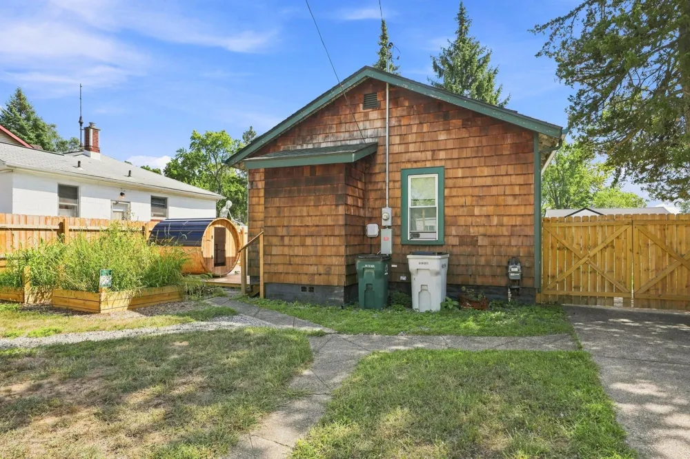 326 W Robert Avenue Hazel Park, MI 48030