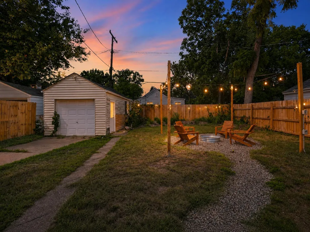326 W Robert Avenue Hazel Park, MI 48030