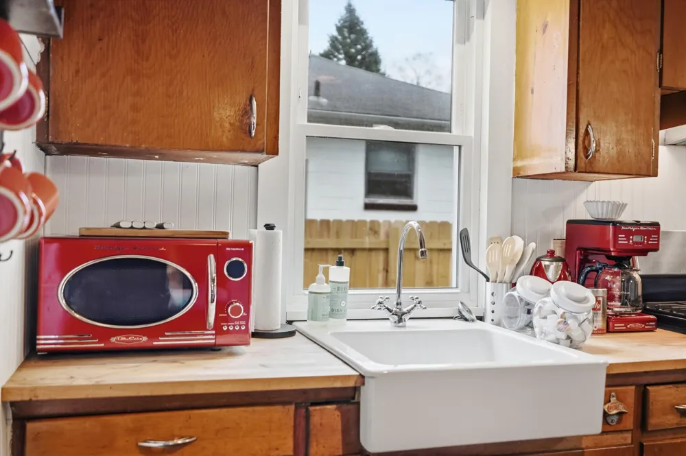 326 W Robert Avenue Hazel Park, MI 48030
