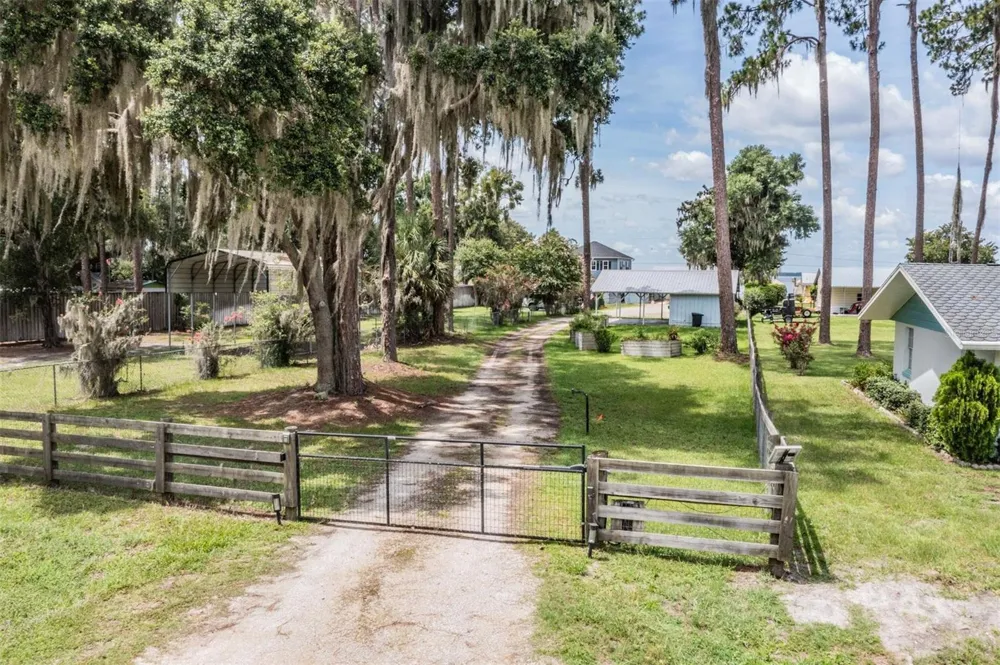 13850 SE 124 STREET Ocklawaha, FL 32179