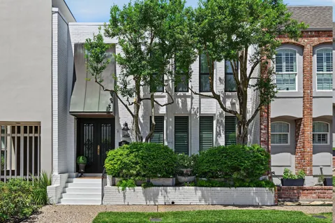 2216 Amberly Court