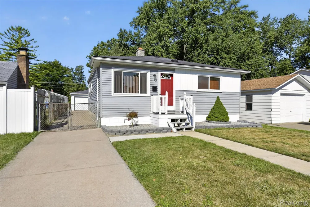 4672 Edgewood Street Dearborn Heights City, MI 48125
