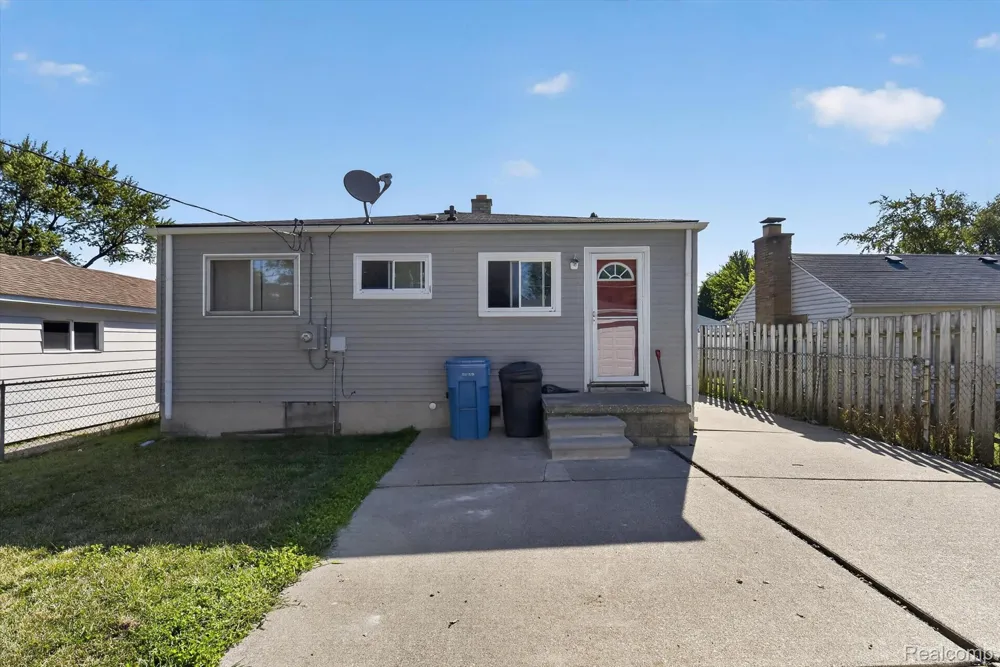 4672 Edgewood Street Dearborn Heights City, MI 48125