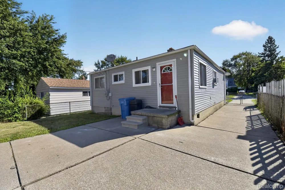 4672 Edgewood Street Dearborn Heights City, MI 48125