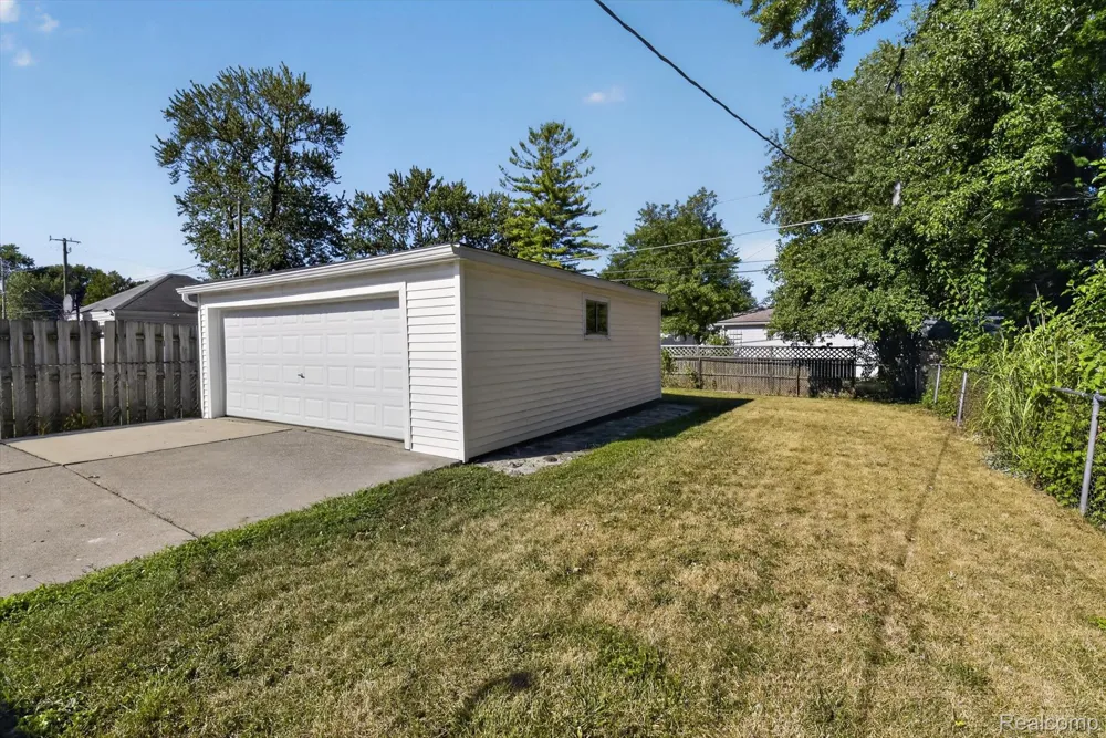 4672 Edgewood Street Dearborn Heights City, MI 48125