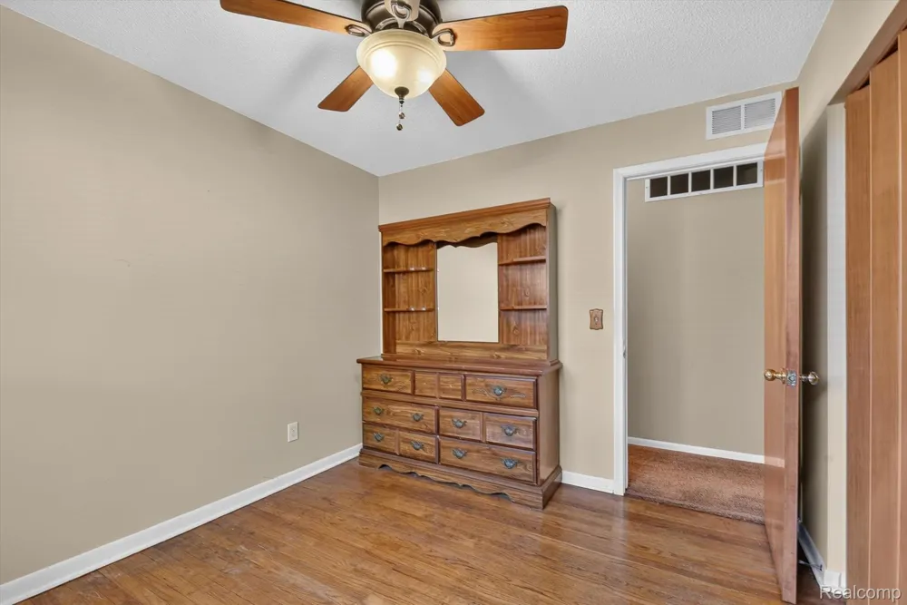4672 Edgewood Street Dearborn Heights City, MI 48125
