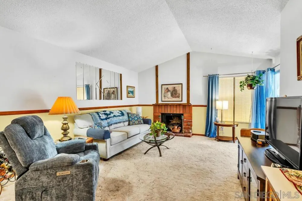 9528 eve Santee, CA 92071