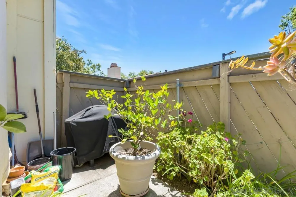 9528 eve Santee, CA 92071
