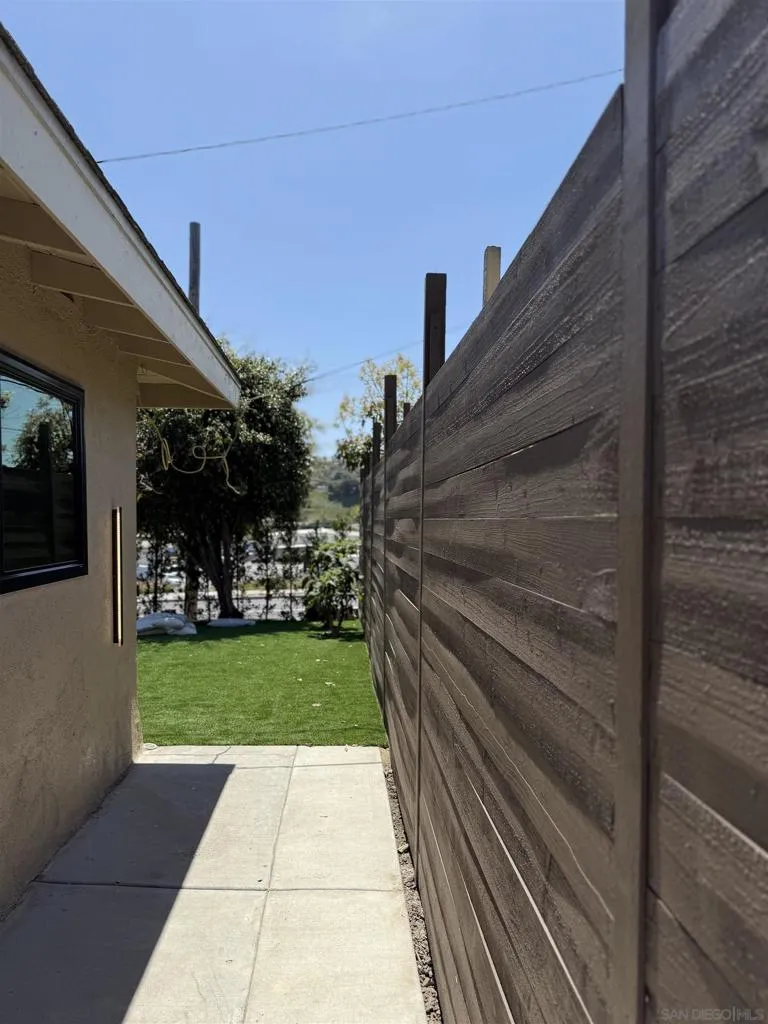 519 Camelot Dr Oceanside, CA 92054