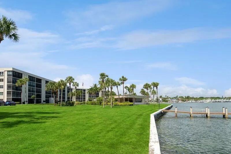200 INTRACOASTAL PLACE #305 Jupiter, FL 33469