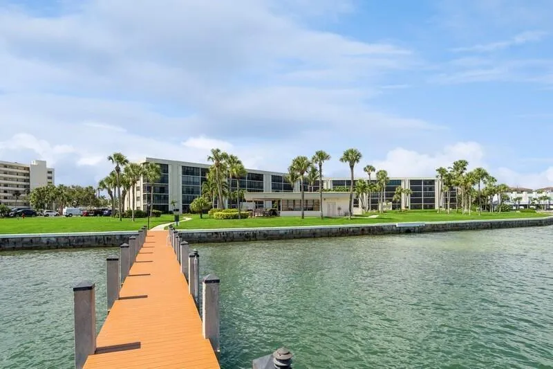 200 INTRACOASTAL PLACE #305 Jupiter, FL 33469