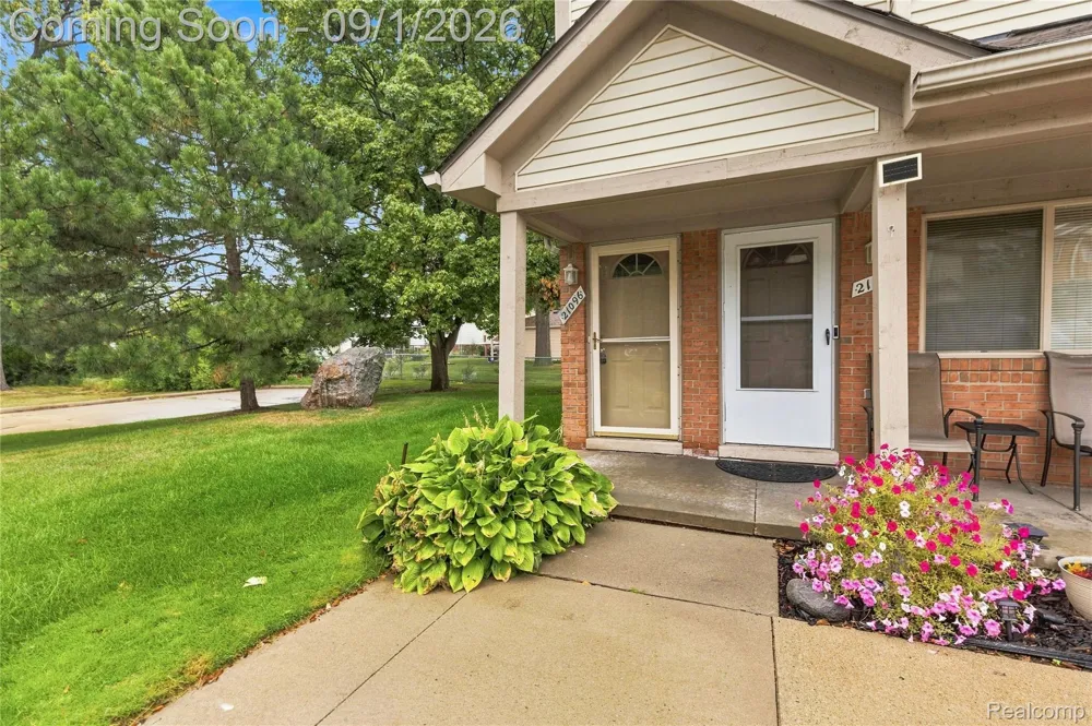 21096 Flora Street Roseville City, MI 48066