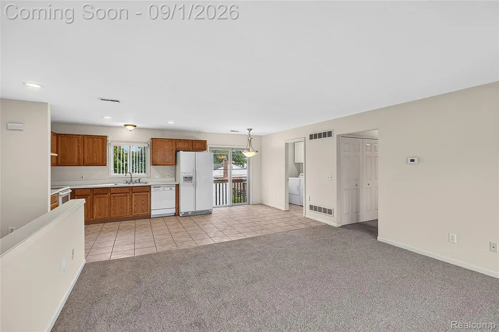 21096 Flora Street Roseville City, MI 48066