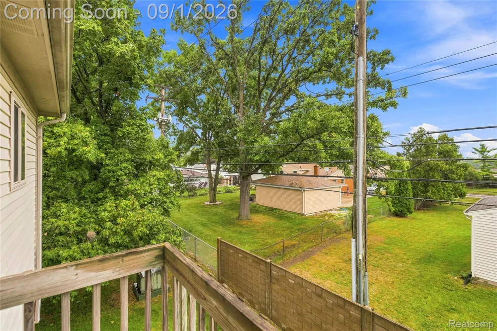 21096 Flora Street Roseville City, MI 48066