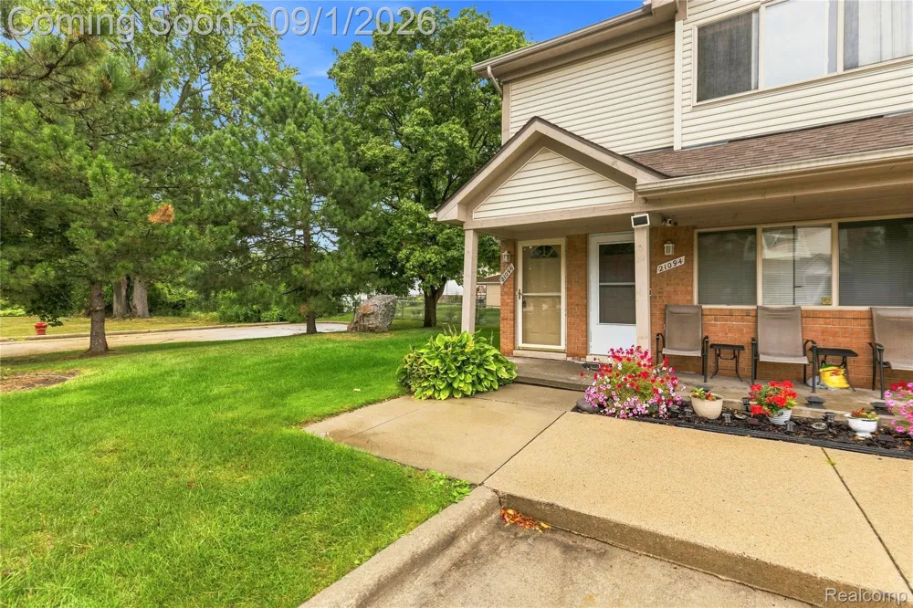 21096 Flora Street Roseville City, MI 48066