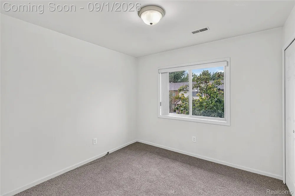 21096 Flora Street Roseville City, MI 48066