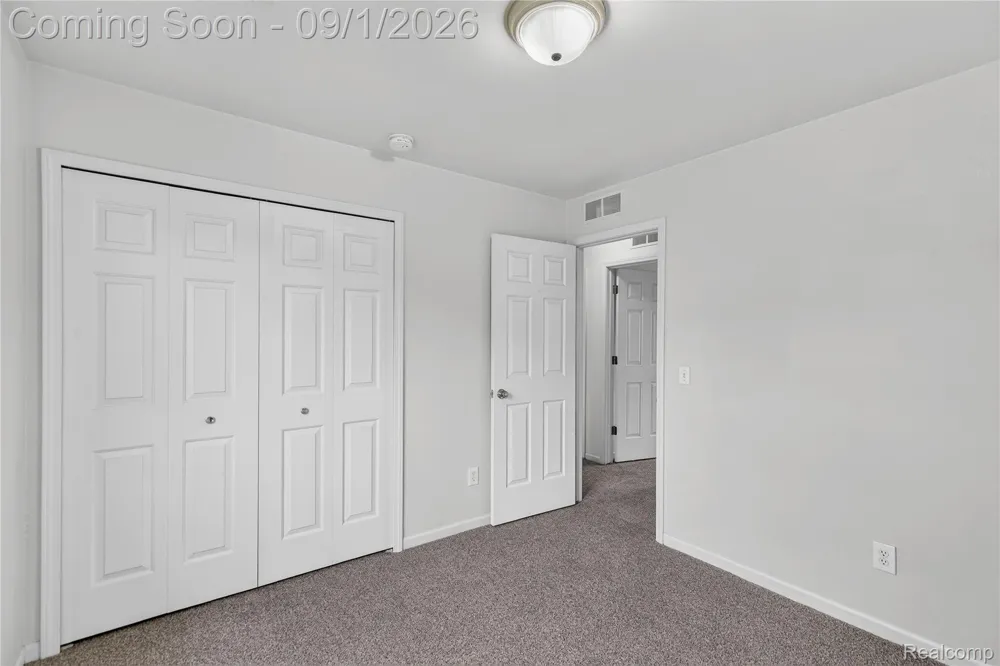 21096 Flora Street Roseville City, MI 48066