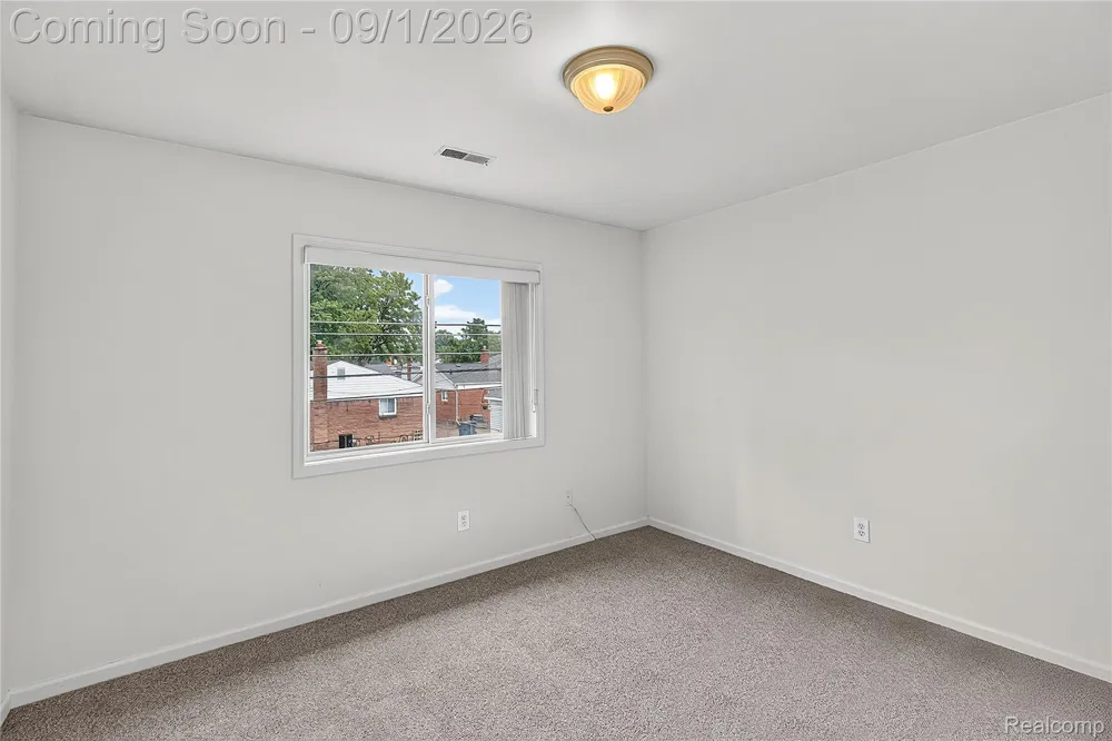 21096 Flora Street Roseville City, MI 48066