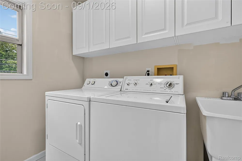 21096 Flora Street Roseville City, MI 48066