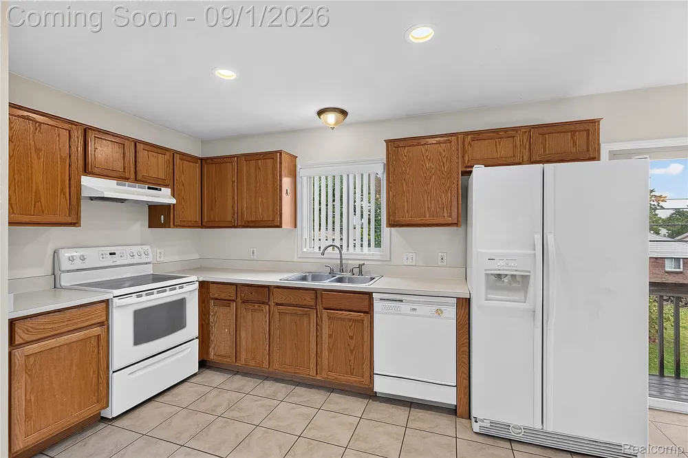 21096 Flora Street Roseville City, MI 48066