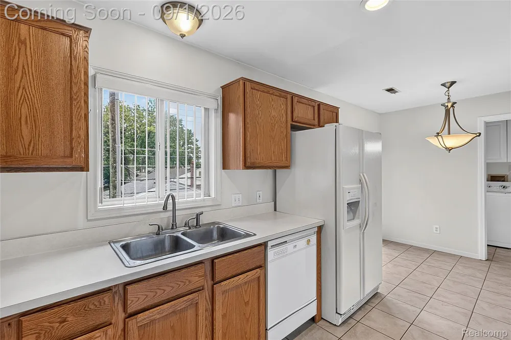 21096 Flora Street Roseville City, MI 48066