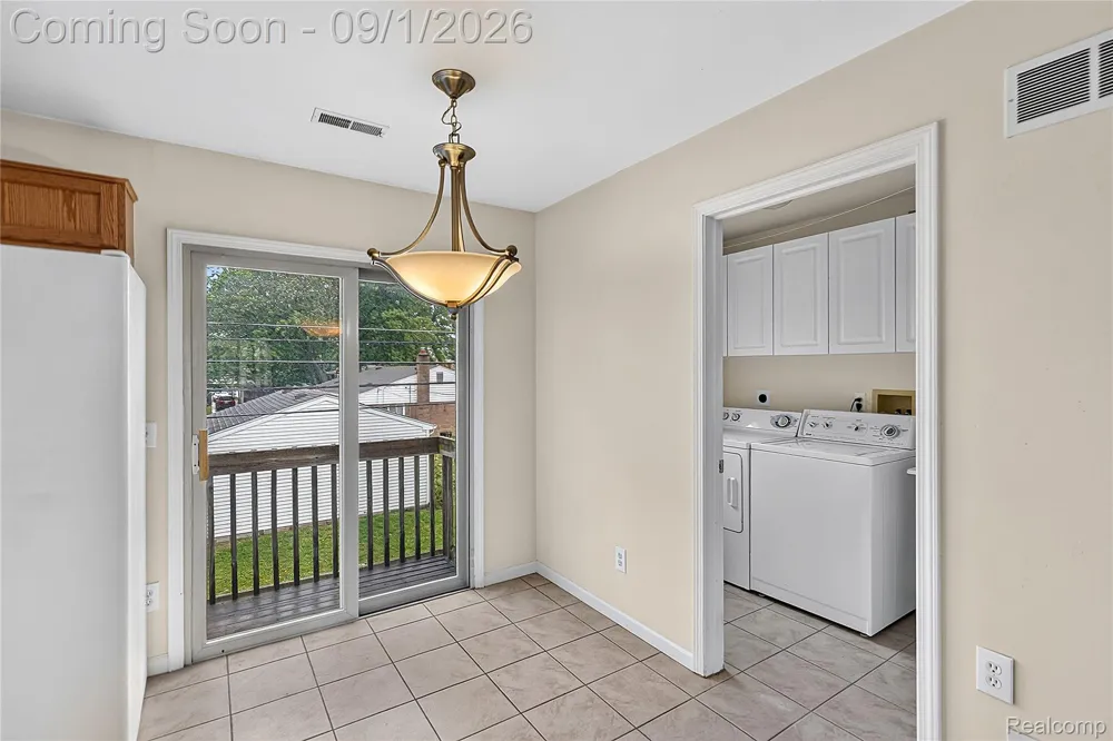 21096 Flora Street Roseville City, MI 48066