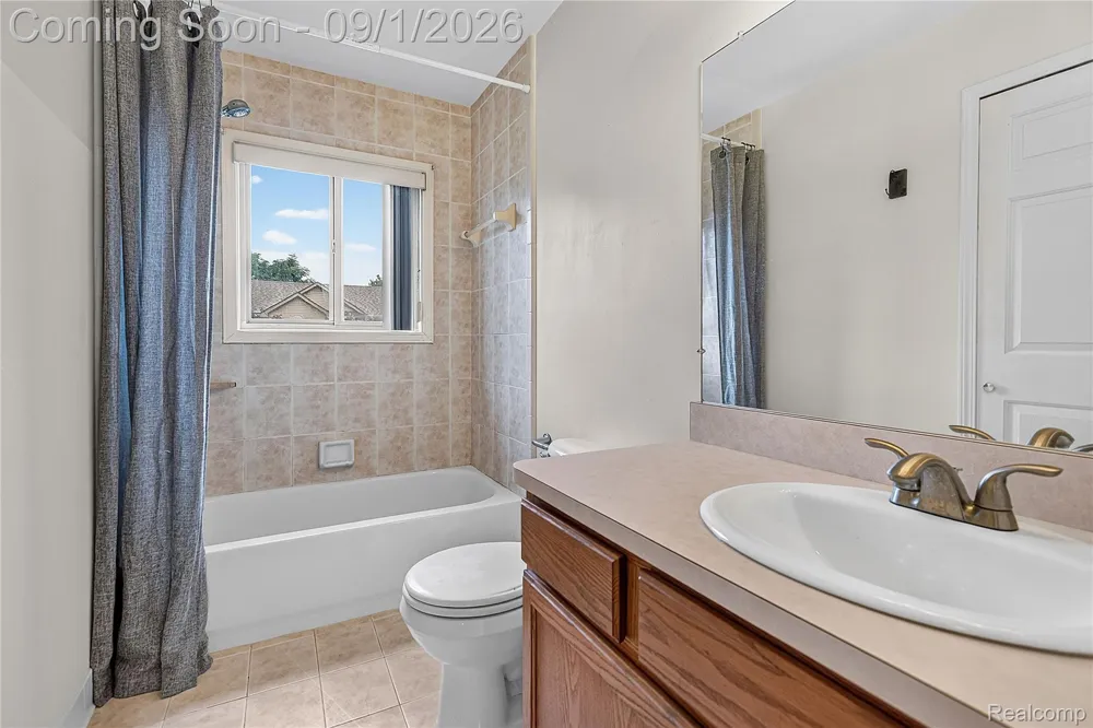 21096 Flora Street Roseville City, MI 48066