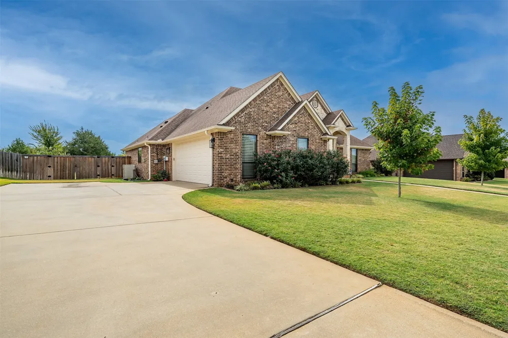 21327 Boone Bullard, TX 75757