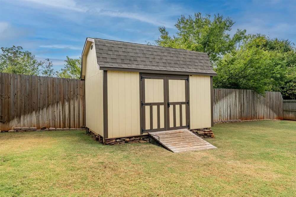 21327 Boone Bullard, TX 75757