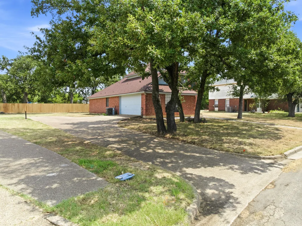 1111 Springhill Street Bellmead, TX 76705