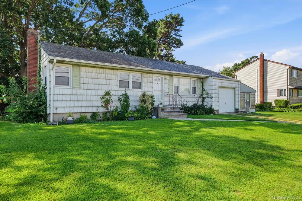 10 Shirley Lane West Babylon, NY 11704