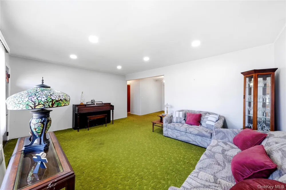10 Shirley Lane West Babylon, NY 11704