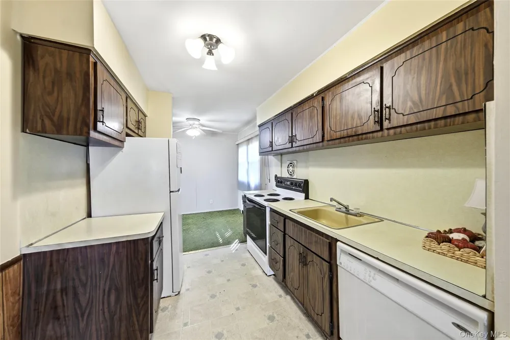 10 Shirley Lane West Babylon, NY 11704