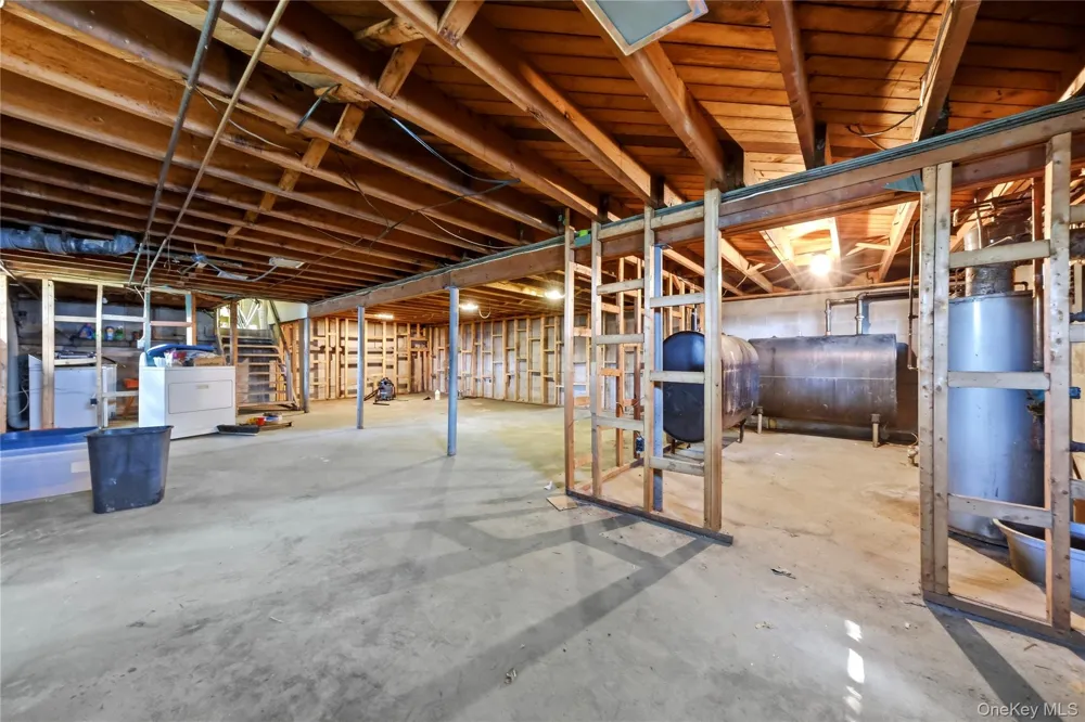 10 Shirley Lane West Babylon, NY 11704