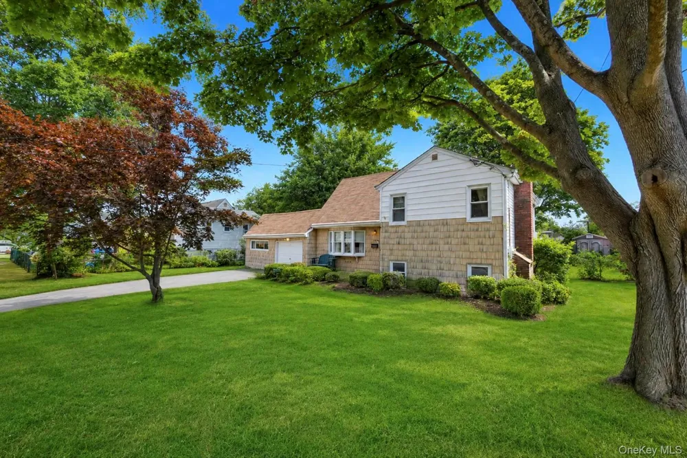 1425 Pine Drive Bay Shore, NY 11706