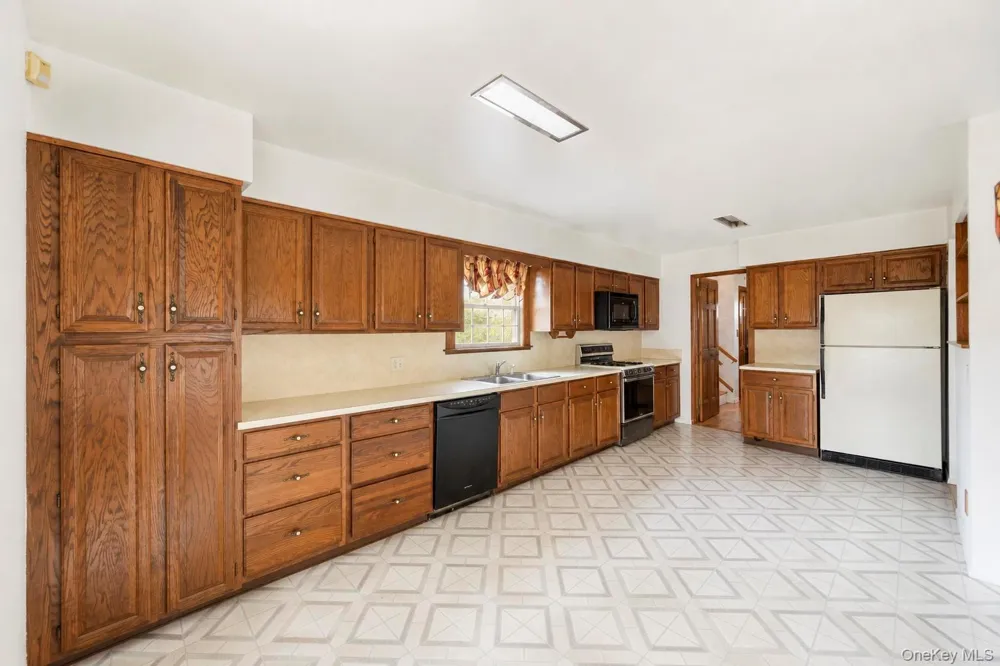 1425 Pine Drive Bay Shore, NY 11706
