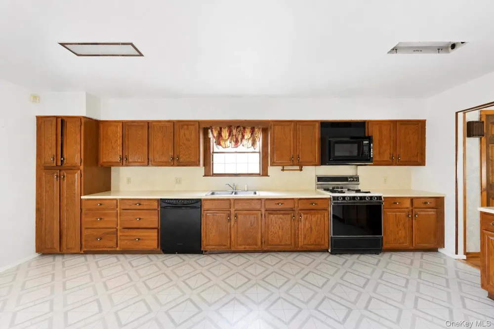 1425 Pine Drive Bay Shore, NY 11706