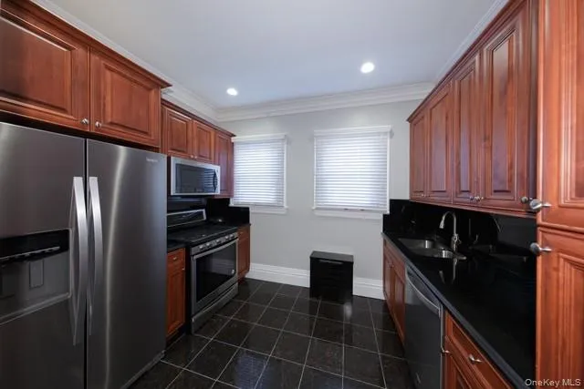 25 Trinity Place #6C Hewlett, NY 11557