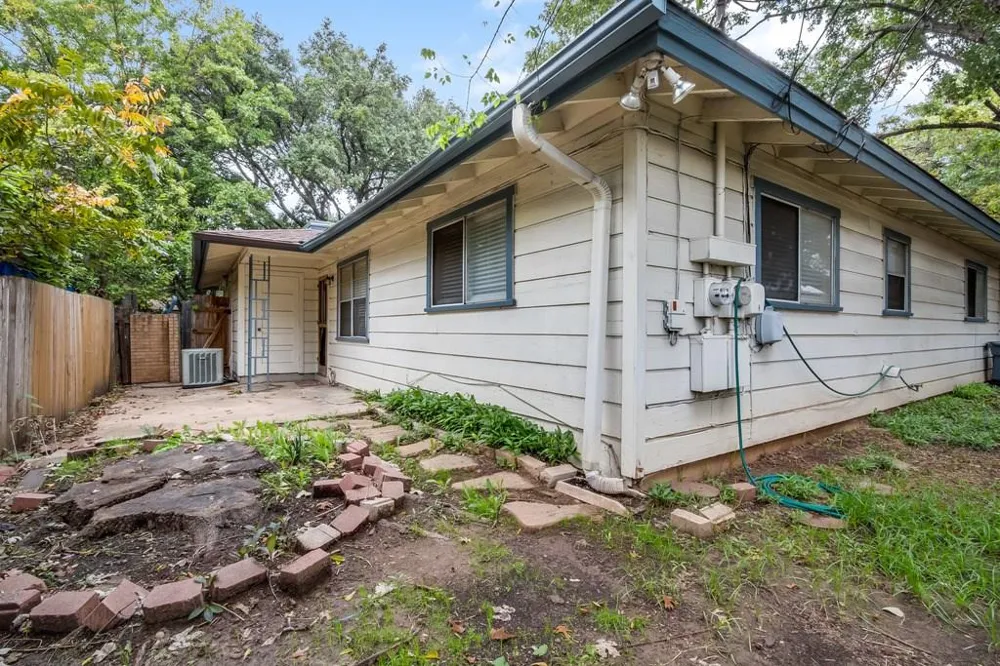 2802 ST EDWARDS CIRCLE #B Austin, TX 78704