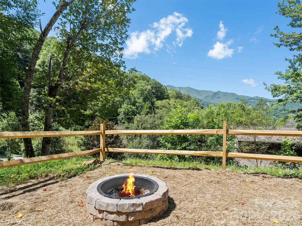 26 Lancelot Loop Canton, NC 28716