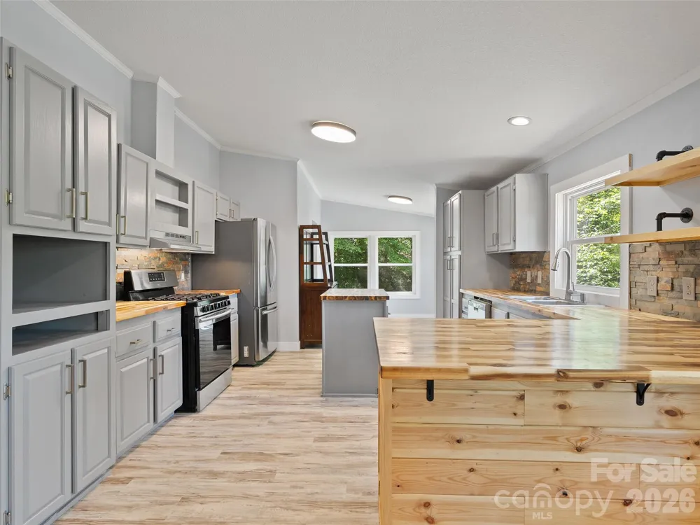 26 Lancelot Loop Canton, NC 28716