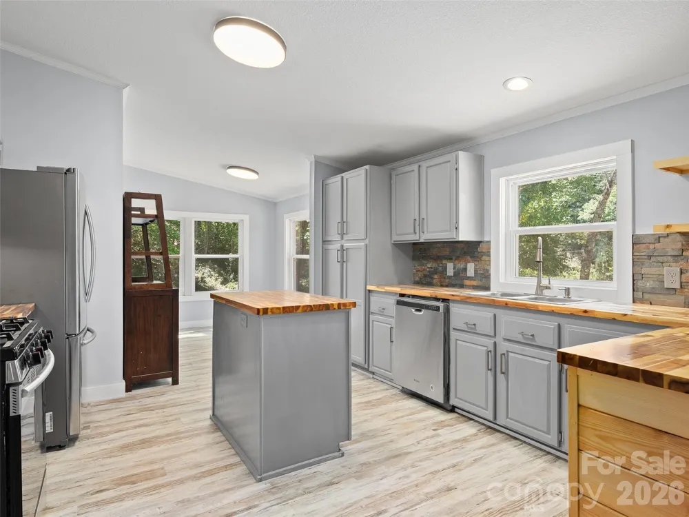 26 Lancelot Loop Canton, NC 28716