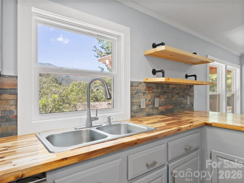 26 Lancelot Loop Canton, NC 28716